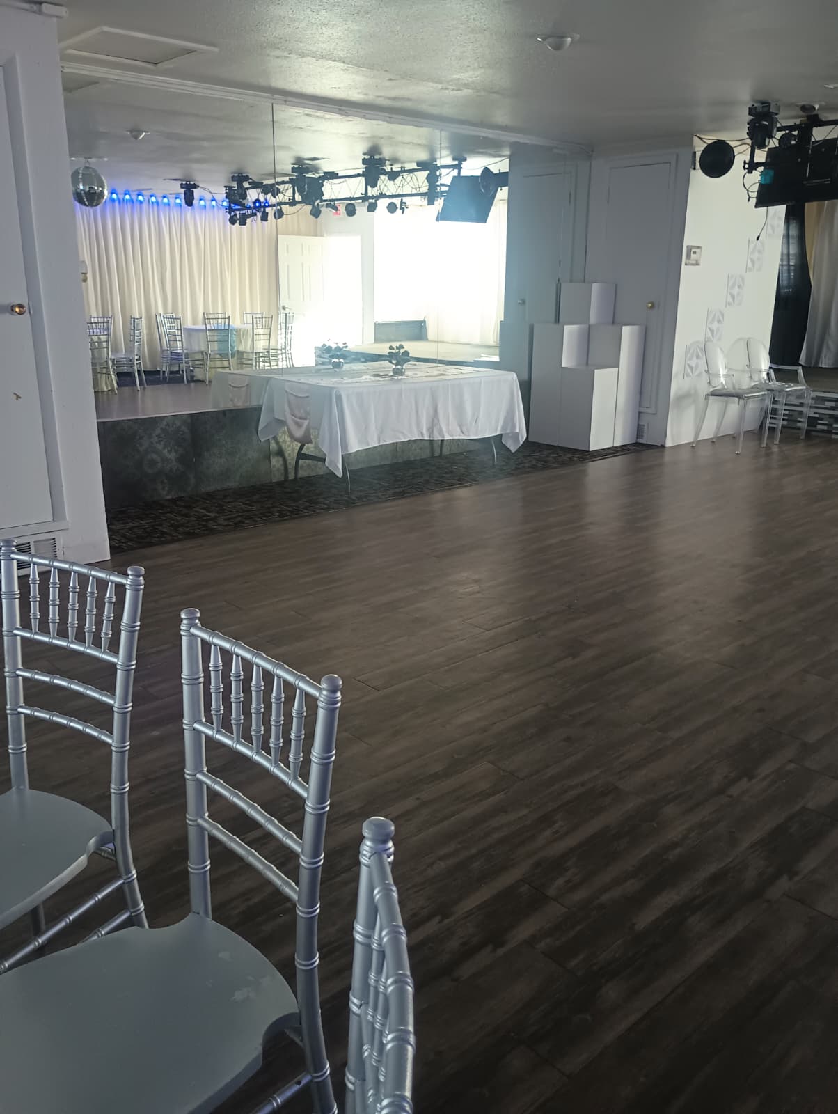 Pista de baile con cortinas blancas e iluminación
