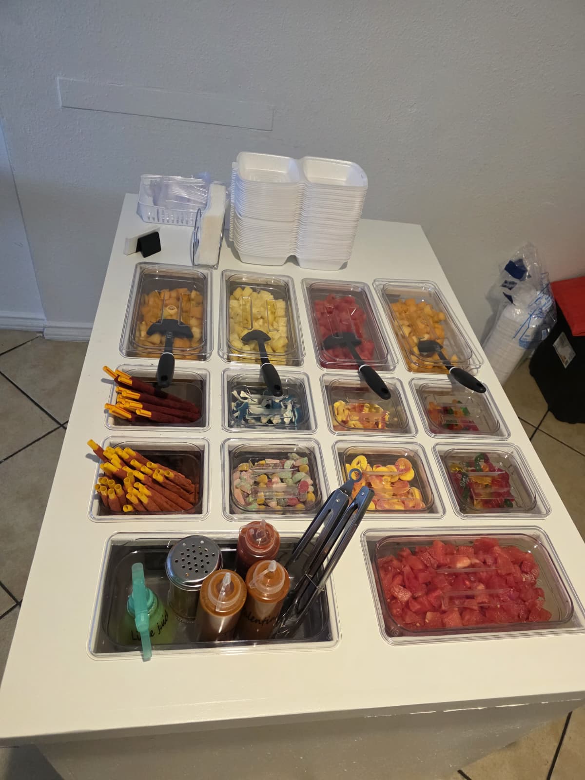 Barra de frutas frescas y dulces mexicanos