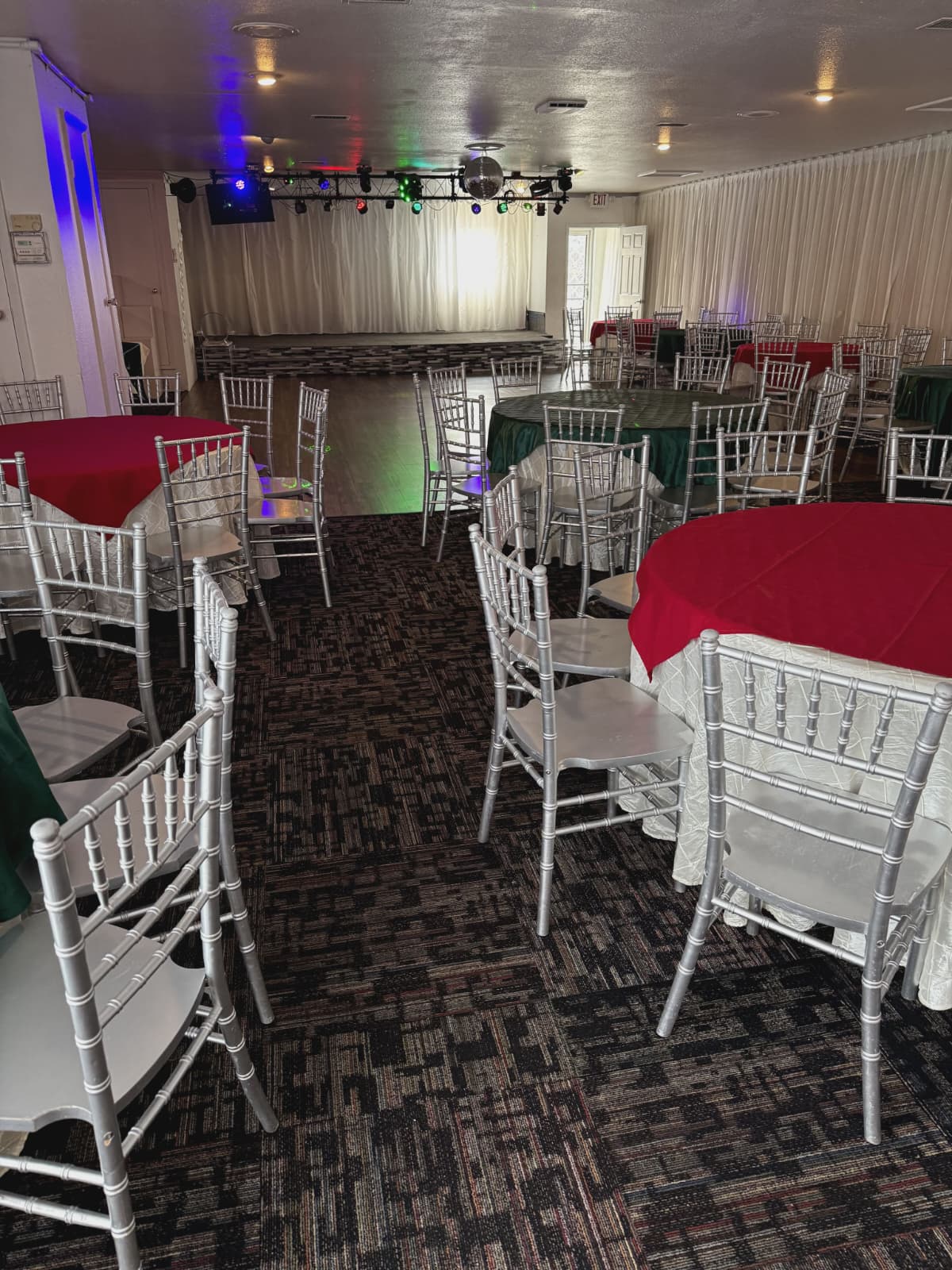 Escenario con bola disco y luces de colores