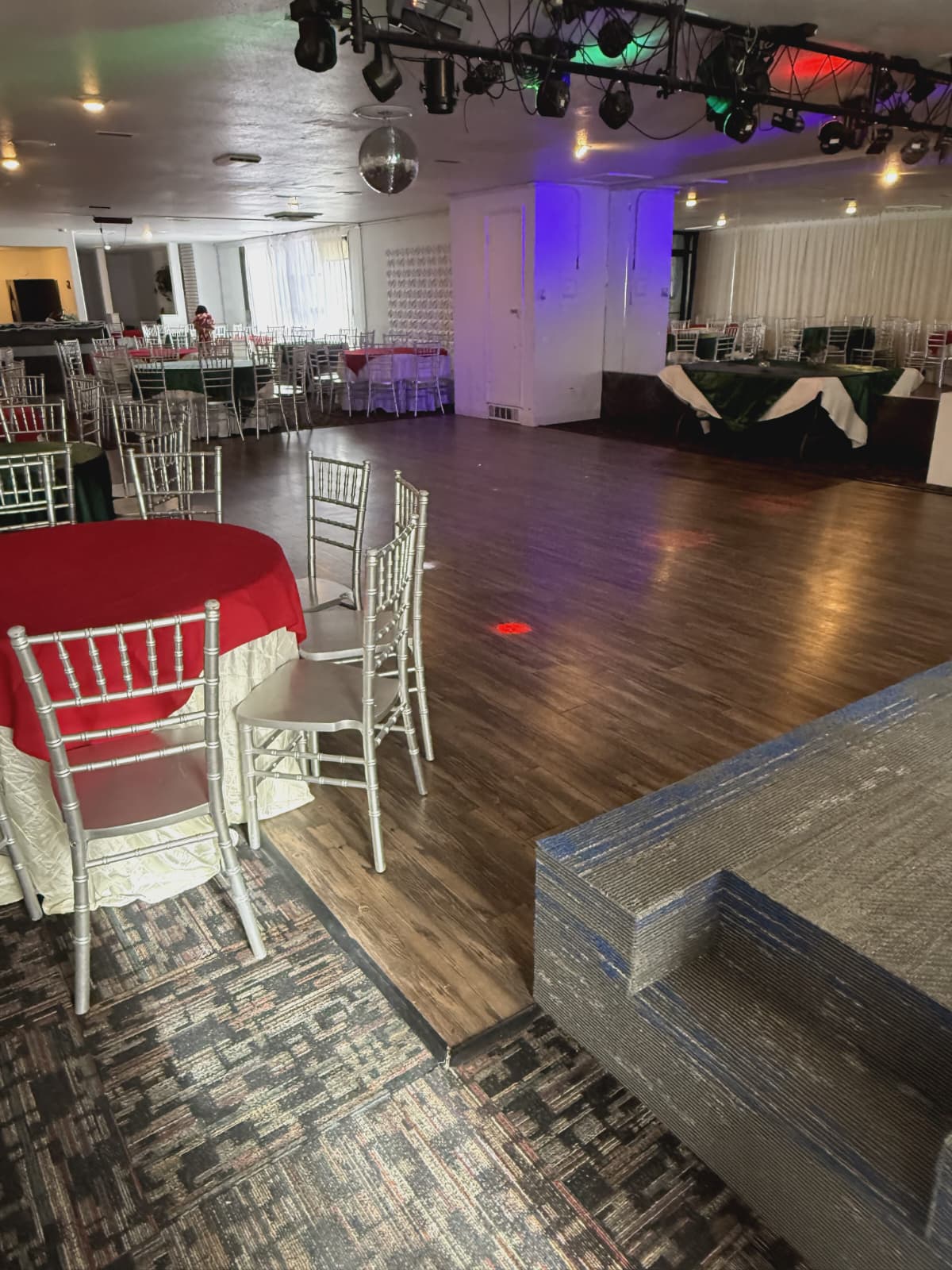 Mesas con manteles rojos y verdes junto a la pista de baile